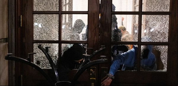 Protestas, redadas y enfrentamientos entre estudiantes y  la policía en Universidad de Columbia: hay 80 detenidos y amenazas de deportación