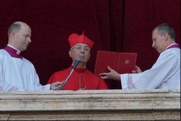 "Habemus papam": quién es el cardenal que hizo el anuncio del nuevo Papa y su nombre elegido