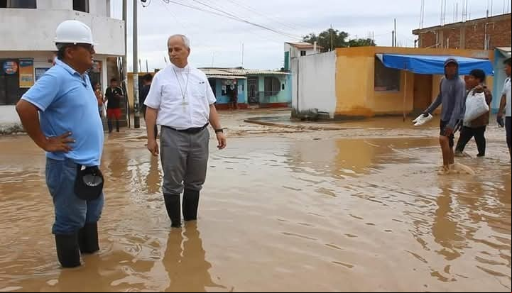 Robert Prevost, ahora papa León XIV, en las Inundaciones en la localidad de Chiclayo, afectaron a las zonas más pobres.
