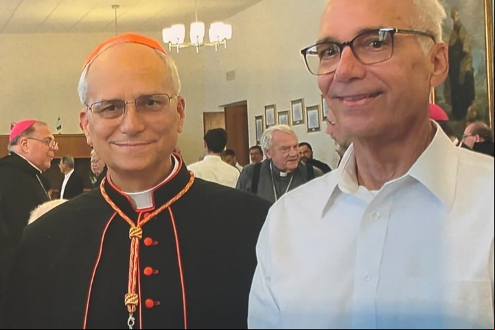 ¿Es de los Cubs o de los White Sox? Los dos equipos de baseball de Chicago se disputan el corazón del papa León XIV e intervino un cura local. Foto WGN News