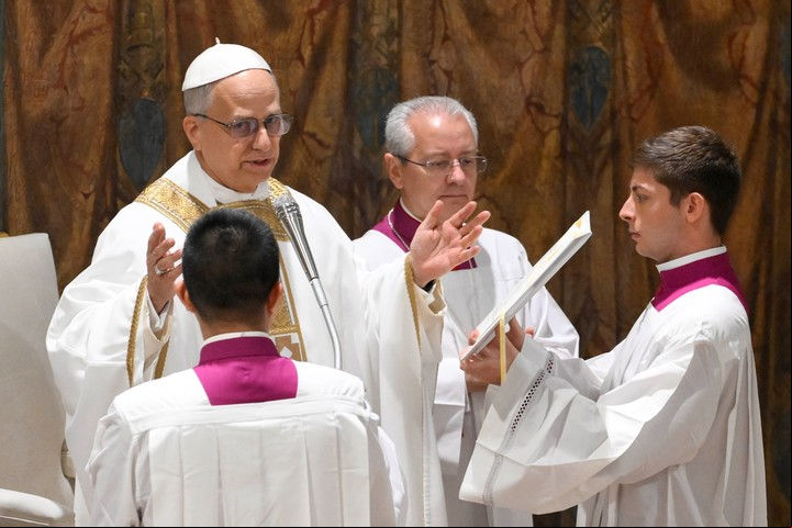 León XIV en su primera misa en la Capilla Sixtina. Foto: EFE