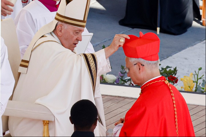 El cardenal Robert Francis Prevost, recibe su birrete de manos del Papa Francisco mientras es elevado en la Plaza de San Pedro del Vaticano, el 30 de septiembre de 2023. (AP Photo/Riccardo De Luca, archivo)