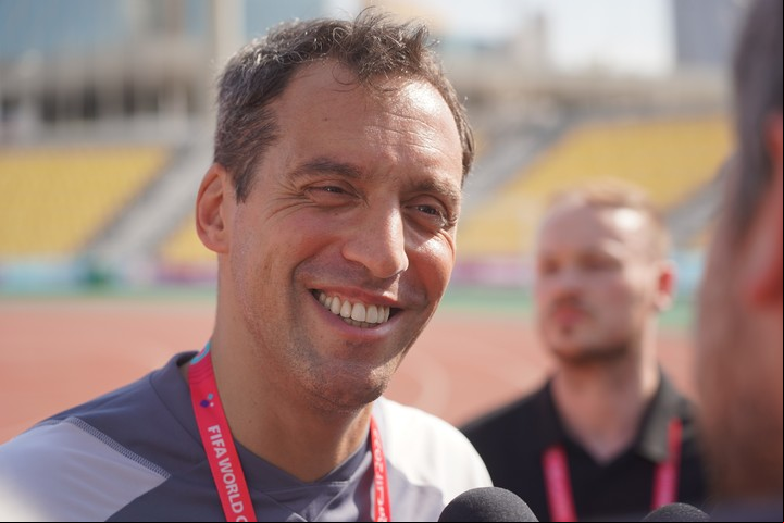 Fernando Rapallini en una entrevista con Clarín en Qatar 2022. Foto: Marcelo Ferreiro