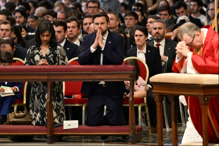 El vicepresidente de Estados Unidos J. D. Vance y su esposa Usha Vance asisten a la misa de Viernes Santo en la Basílica de San Pedro del Vaticano. Foto: Kenny Holston/The New York Times