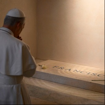 En una de sus primeras actividades, el papa León XIV visitó la tumba de Francisco