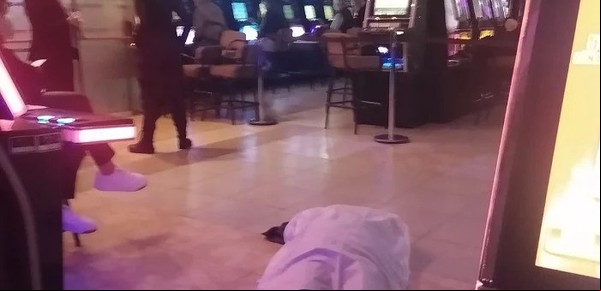Murió una mujer en un bingo de Mar del Plata y los apostadores siguieron jugando al lado del cuerpo