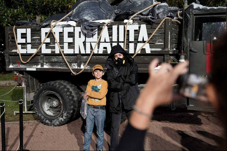 Un camión de El eternauta recorre la Feria del Libro. Foto: Martín Bonetto.