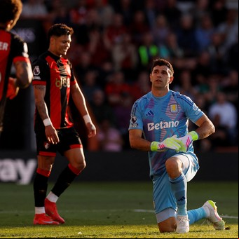 Dibu Martínez tuvo una atajada a puro reflejo en la última jugada y Aston Villa le ganó a Bournemouth para seguir cerca de zona de Champions League