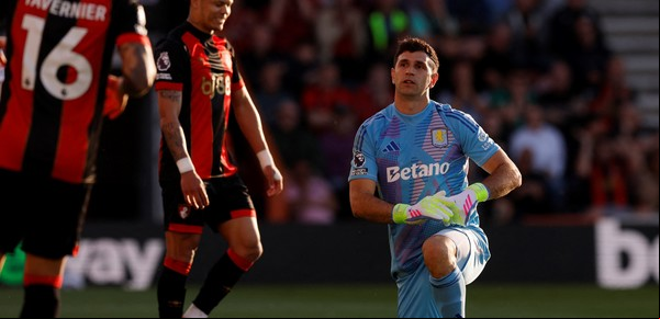 Dibu Martínez tuvo una atajada a puro reflejo en la última jugada y Aston Villa le ganó a Bournemouth para seguir cerca de zona de Champions League