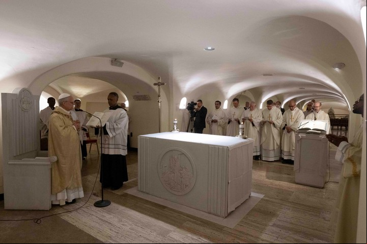 El papa León XIV en las Grutas Vaticanas. (EFE)