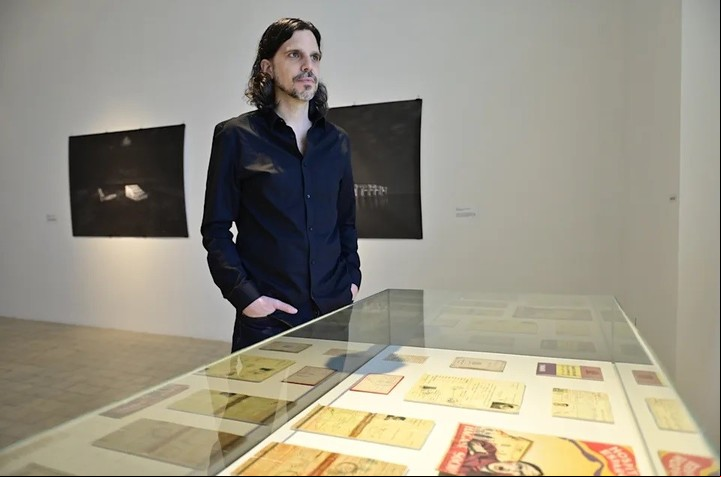 El fotógrafo español Nicolás Combarro posa en la inauguración de la muestra 'Representar el Silencio' este sábado, en Buenos Aires (Argentina). EFE/ Matías Martín Campaya