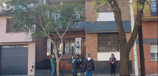 Quién era el jubilado que murió de un infarto durante un robo en su casa en Parque Chacabuco y las sospechas sobre la cuidadora