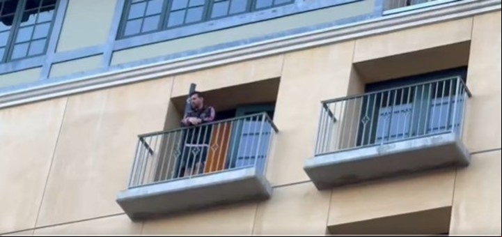 Cientos de fanáticos se acercaron al hotel donde se hospeda Lionel Messi para saludarlo.