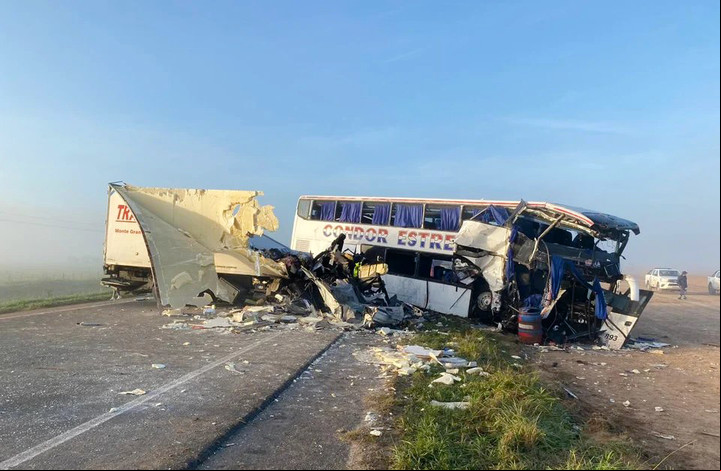 Tragedia en la ruta 3: cuatro muertos por el choque frontal de un camión y un micro de larga distancia. Foto Federico López Claro.
