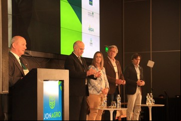 El campo reclamó por menos retenciones y más infraestructura, "para desarrollar el interior productivo"