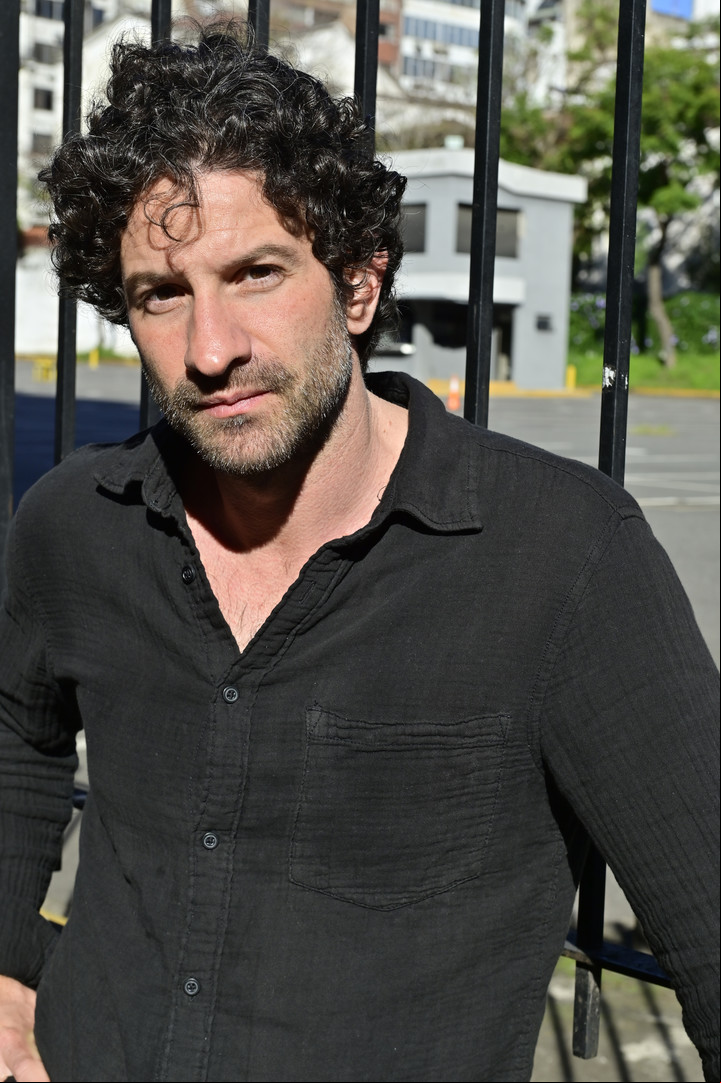 El escritor s Miguel Bonnefoy en Buenos Aires. Foto: Matias Martin Campaya.