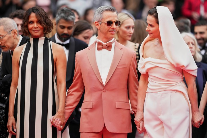 Con sus compañeros del Jury, los estadounidenses Halle Berry y Jeremy Strong, en la inauguración. Foto AP