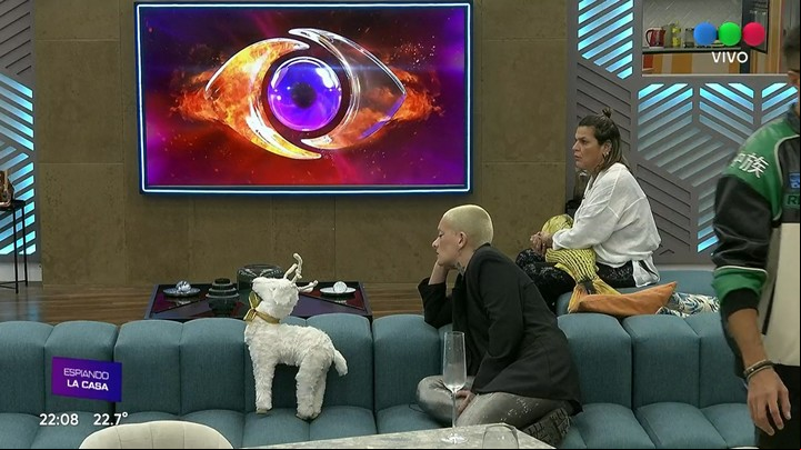 Juliana en la casa de GH 2024/2025 con su mascota inseparable, la "Cariños".