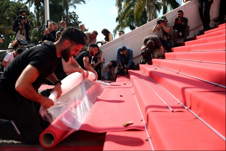 A último momento instalaban la alfombra roja en la escalera del Grand Théâtre Lumière. Foto EFE
