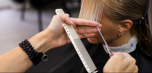 Este es el corte de pelo ideal para el invierno que rejuvenece: cómo hacértelo en la peluquería de los famosos con descuento