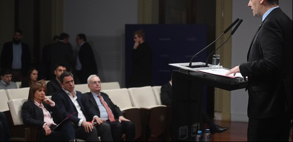 Reforma migratoria: el Gobierno tiene listo el DNU y una "válvula de escape" para evitar que fracase como la de Macri