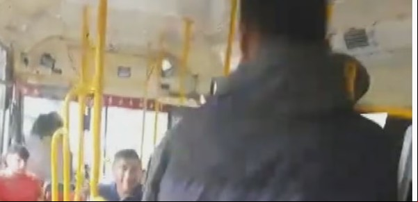 Pánico en el colectivo: un chofer discutió con un pasajero, sacó un cuchillo y amenazó con apuñalarlo