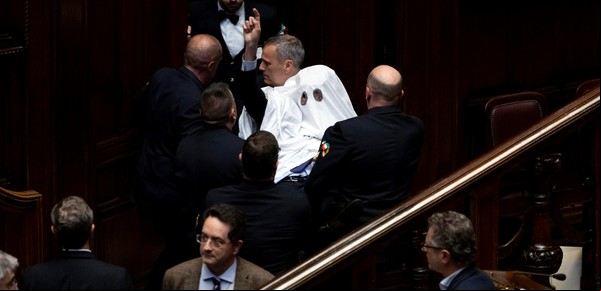Escándalo en Italia: un diputado se disfrazó de fantasma para protestar contra Giorgia Meloni y lo expulsaron de la sesión