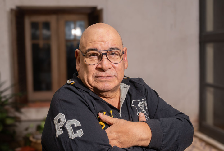 Roly Serrano fue recibido con alegría por sus vecinos cuando regresó de su internación de nueve meses. Foto: Fernando de la Orden.