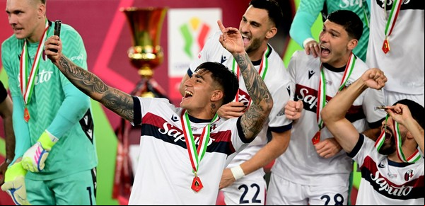 Santi Castro y Benja Domínguez, históricos con el Bologna: venció al Milan y con la Coppa Italia cortó una sequía de 51 años sin títulos locales