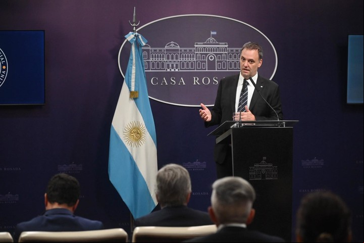 El vocero presidencial Manuel Adorni realizando anuncios
