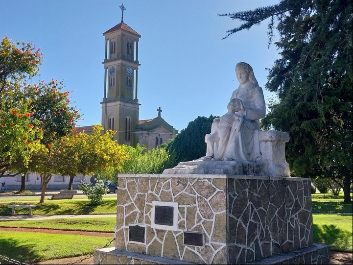 Monumento a la Madre en la plaza Donato Álvarez de Tapalqué. Atrás, el campanario de la iglesia San Gabriel Arcángel.
