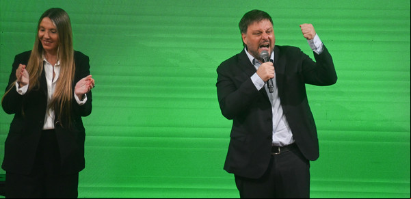 Leandro Santoro cerró su campaña con un acto de tono moderado: apuntó a “poner límites” a Milei y el macrismo, y evitó toda referencia a Cristina
