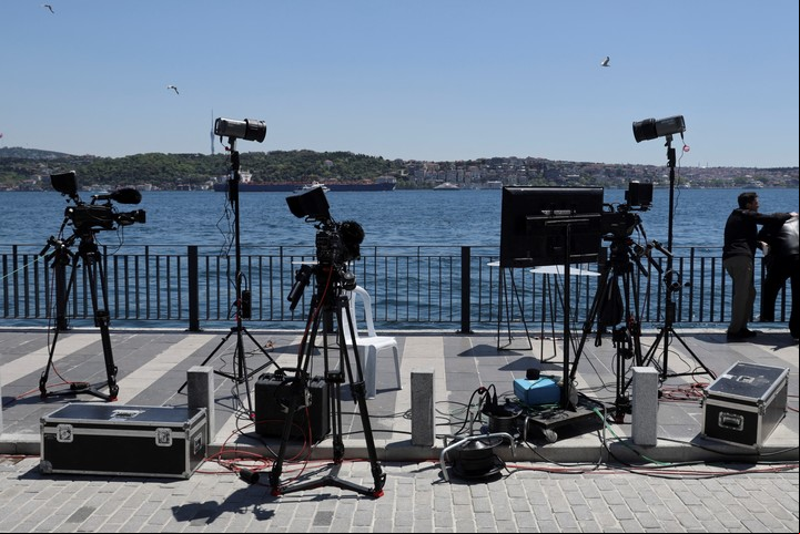 Medios de comunicación de todo el mundo prepararon sus cámaras para informar sobre el encuentro entre líderes de Rusia y de Ucrania en Estambul, Turquía, este jueves. Foto. REUTERS