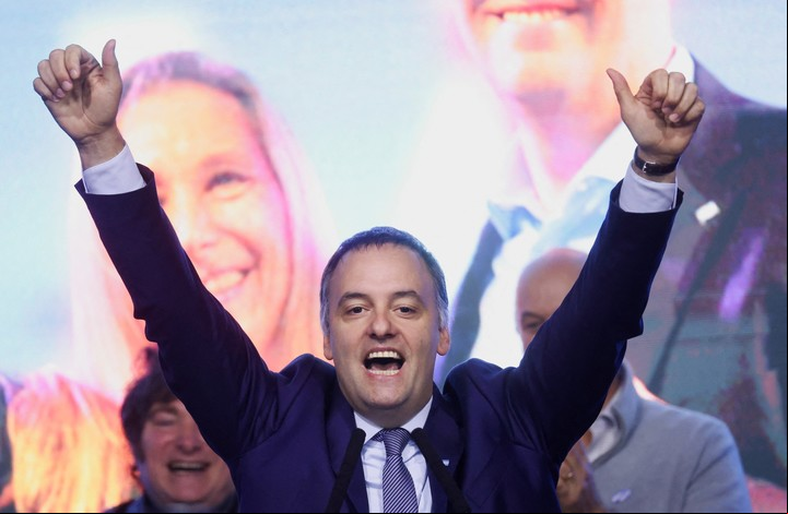 Manuel Adorni festejó el triunfo porteño. Foto: Reuters/Tomas Cuesta