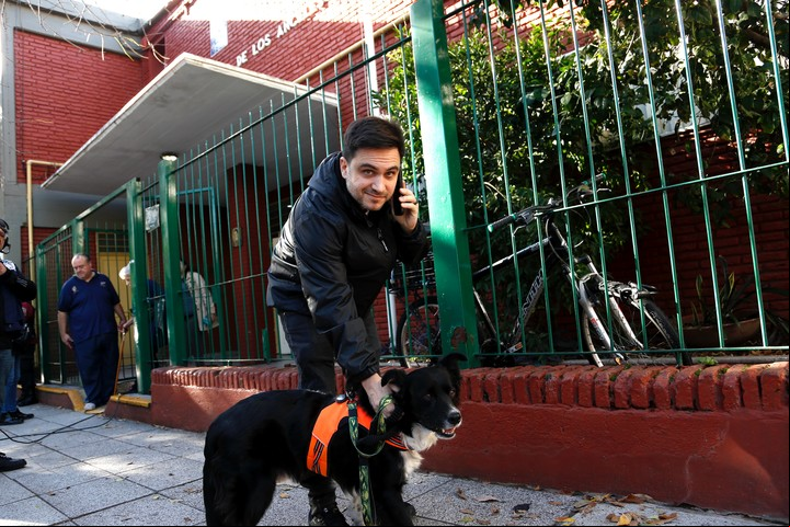 Ramiro Marra llega a votar con su perro a una escuela de Coghlan. Foto: Victoria Gesualdi