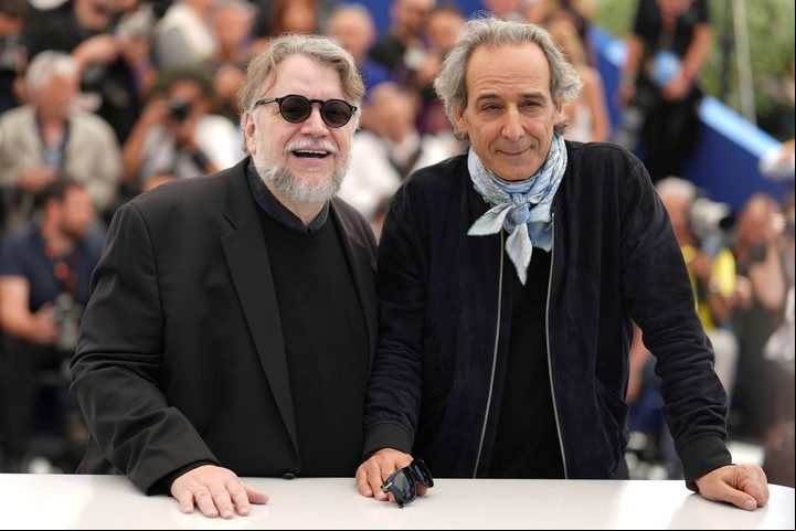 El mexicano junto al francés Alexandre Desplat, que compuso la música de "La forma del agua". Foto AP