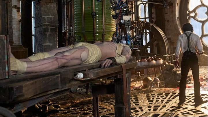 Una de las primeras imágenes del "Frankenstein" de Del Toro, con Jacob Elordi y Oscar Isaac. Foto Netflix