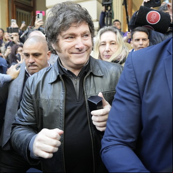 Javier Milei votó en las elecciones de CABA y calentó la pelea con el PRO: "Macri está hecho un llorón, se lo ve muy de cristal"