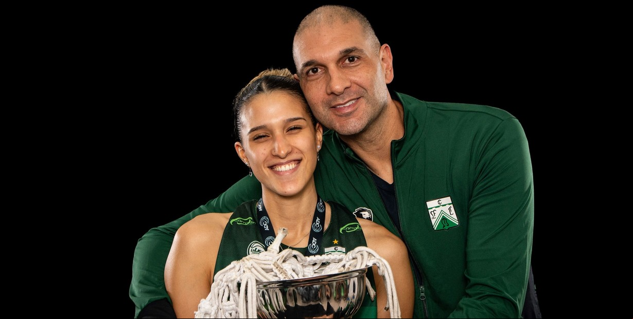 Gabriel Fernández y su hija Julia: nació un día antes del debut de la Generación Dorada en Atenas 2004 y ahora es campeona con su papá olímpico como DT