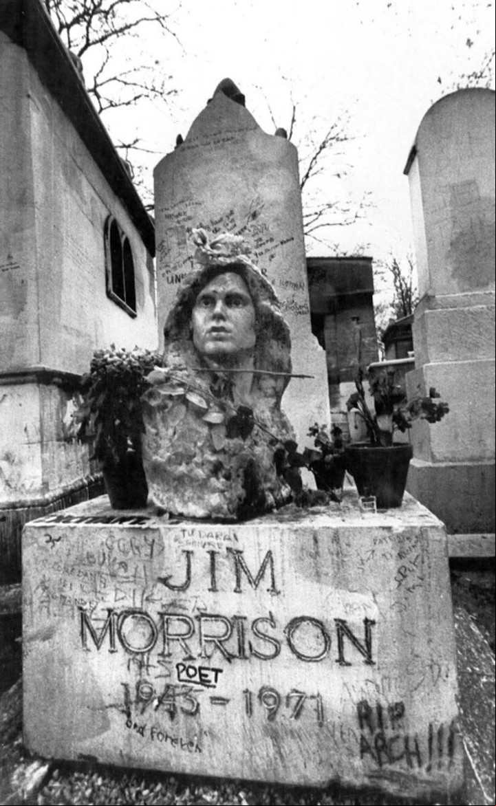 La imagen del busto de Jim Morrison en el cementerio Père Lachaise, Francia, antes del robo. Foto: EFE