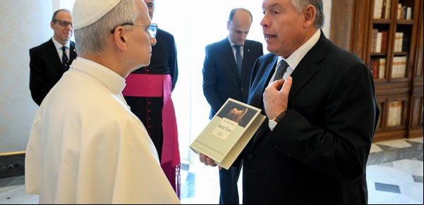 Milei busca acercarse al Papa León XIV: lo invitó a la Argentina y pidió visitarlo en Roma
