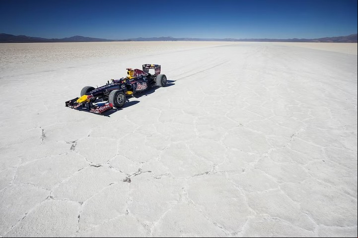 El piloto de Fórmula 1 manejó un monoplaza a más de 250 km/h sobre las Salinas Grandes. Foto: Red Bull.