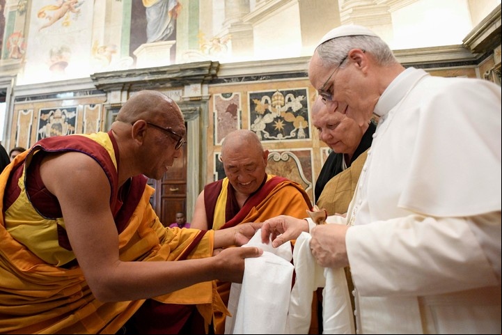 León XIV con representantes de otras religiones tras la misa de inicio de pontificado. Foto: EFE