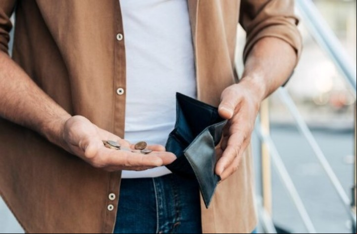 Guardar hojas de laurel en la billetera es una tradición vinculada a la prosperidad financiera. Foto: Freepik.