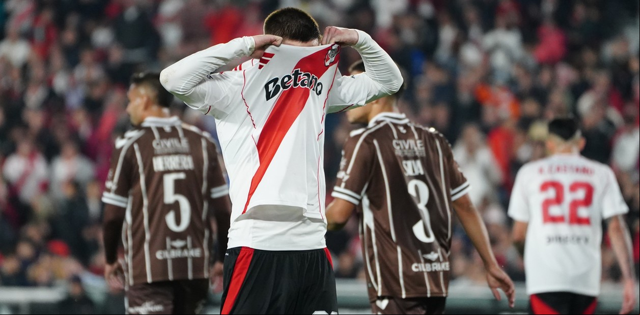 Platense tuvo justicia divina en el Monumental: eliminó por penales a River pese al grosero error del árbitro y jugará contra San Lorenzo