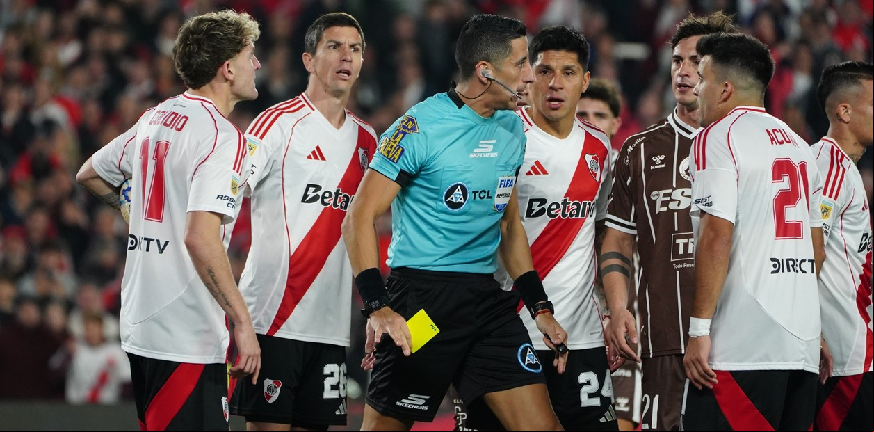 Los garrafales errores del árbitro Yael Falcón Pérez: de las rojas obviadas al lateral previo al penal para el empate de River ante Platense