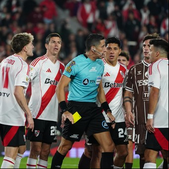Los garrafales errores del árbitro Yael Falcón Pérez: de las rojas obviadas al lateral previo al penal para el empate de River ante Platense