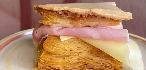 El fosforito volvió y es más rico que nunca: el clásico de jamón y queso en tamaño XL, con mozzarella, fusionado con scon y más