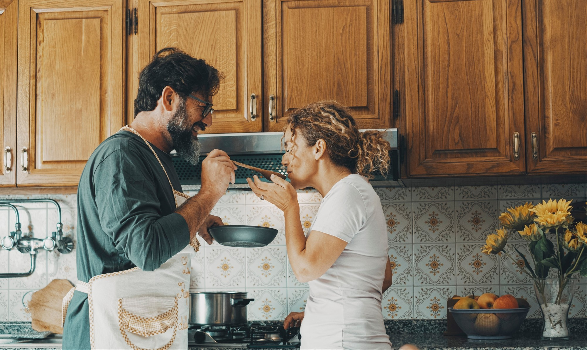 Explorar otras formas de conexión que involucren los 5 sentidos favorece la compatibilidad erótica. Foto: ilustración Shutterstock