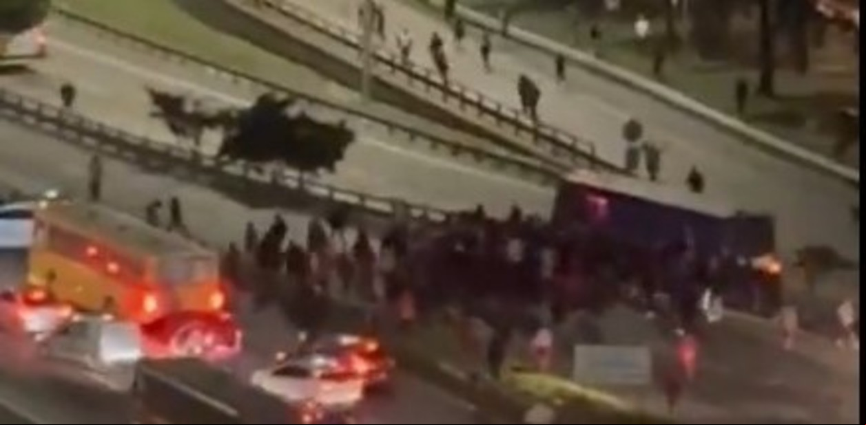 Graves incidentes entre hinchas de River y Platense: hubo corridas en General Paz y pedradas en Vicente López